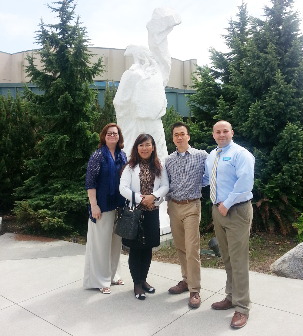 2014与美国西雅图社区学院校长及国际部招生官在校园李白像前